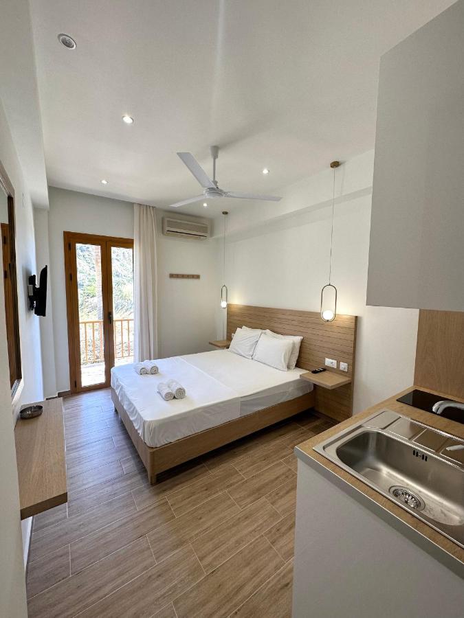 Lissos Rooms Sougia Bagian luar foto